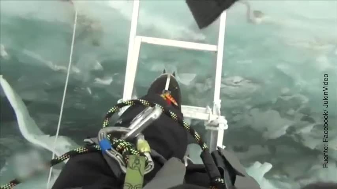 Solo para nervios de acero: este hombre se balancea sobre el vacío