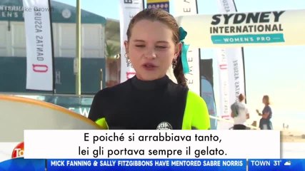 La bambina scherza sul peso del padre, e lo aiuta!