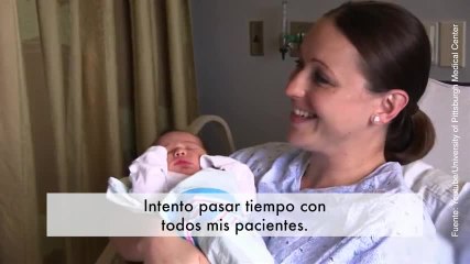 ¡Este médico les canta a los bebés que acaban de nacer!