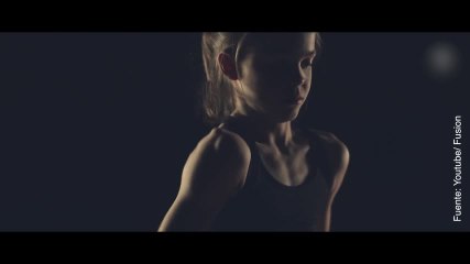Vídeo de niña que aprende a bailar con youtube