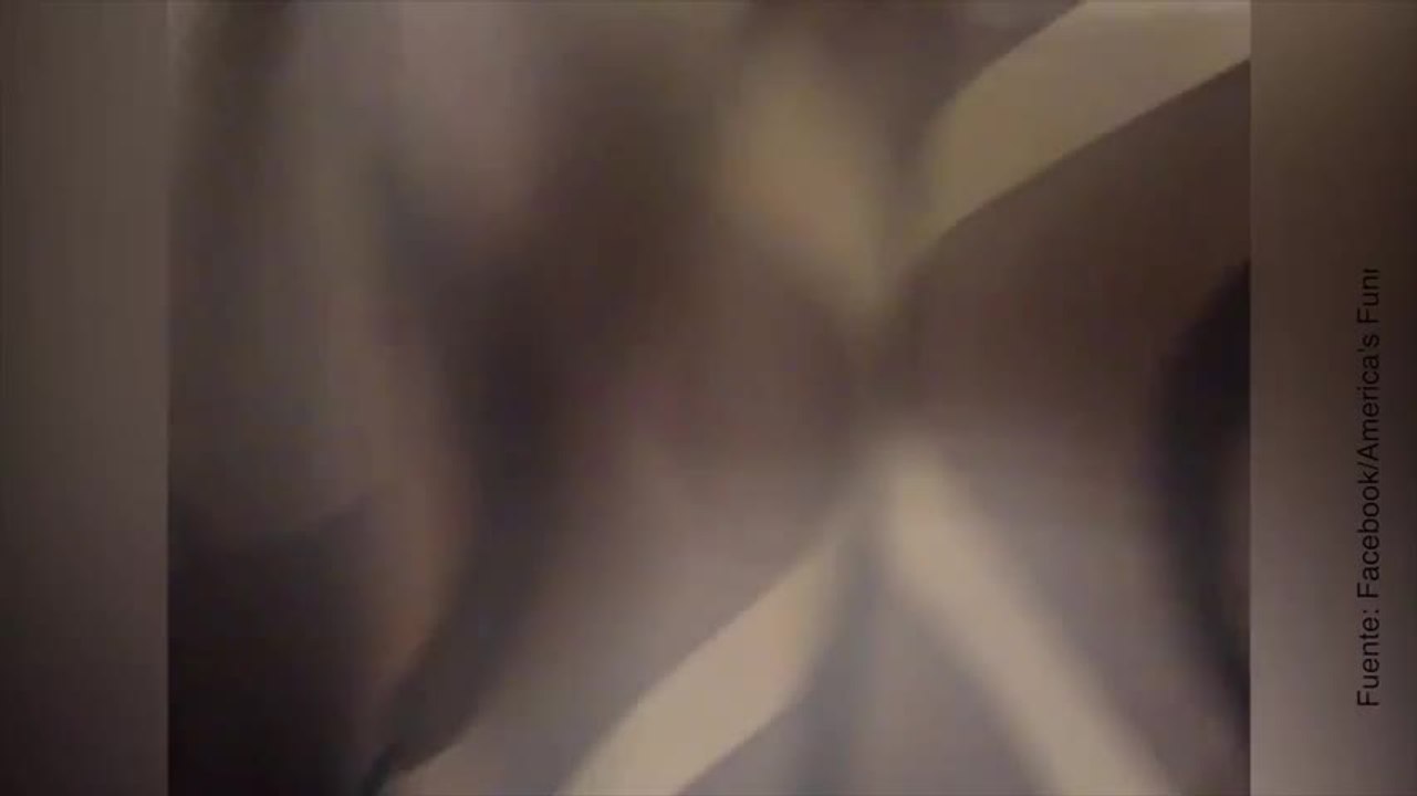 ¡A este niño lo han pillado haciendo de las suyas en la ducha!