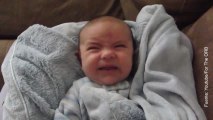 Este bebé se despierta con mil emociones