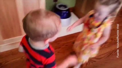 ¡Este niño abraza a una niña por primera vez!
