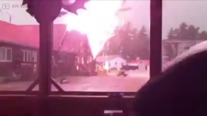 Il fulmine colpisce l'albero, lui è salvo per un soffio