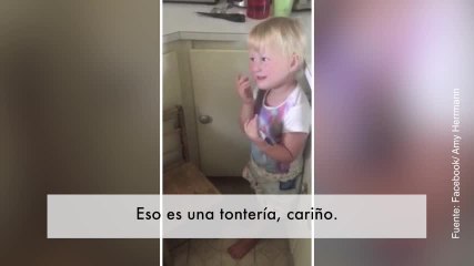 Vídeo de niña que pinta a su hermana como una cebra