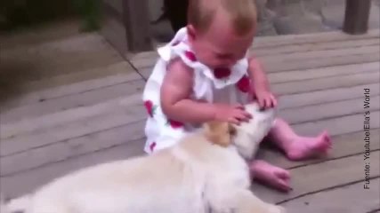Dos buenos compañeros de juego: un bebé y un cachorrito