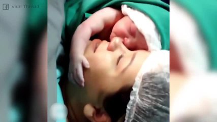 ll neonato non vuole staccarsi più dalla mamma