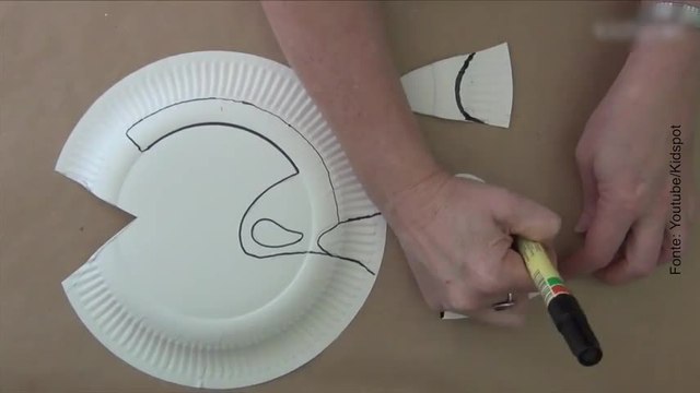 Come fare una piccola Dory con i piatti di carta