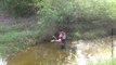 ¡Este hombre descubre un perro malherido en el agua y hace todo por salvarlo!