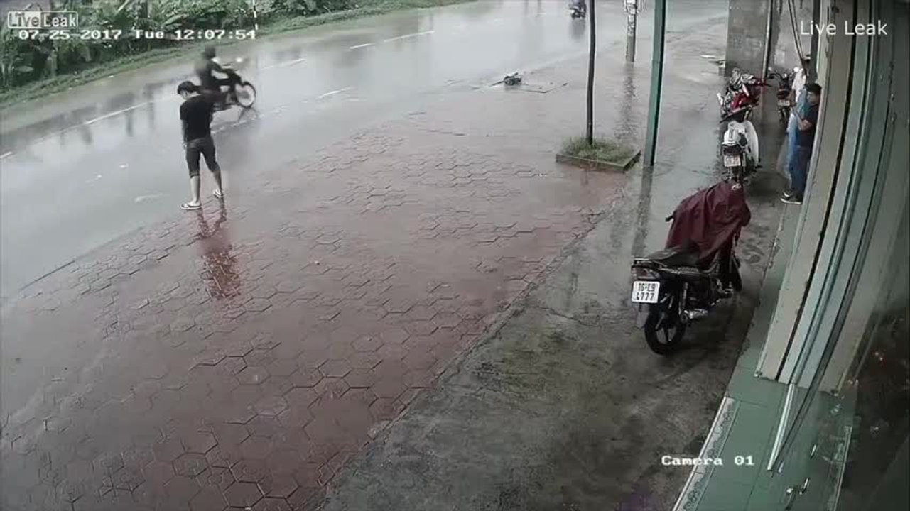 Quello che succede dopo che fa la pipì in pubblico è pazzesco