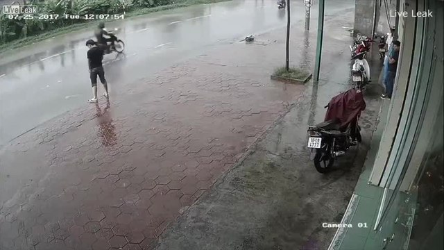 Quello che succede dopo che fa la pipì in pubblico è pazzesco