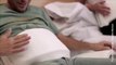 Vídeo de padres que sienten por primera vez a sus hijos dentro de la barriga