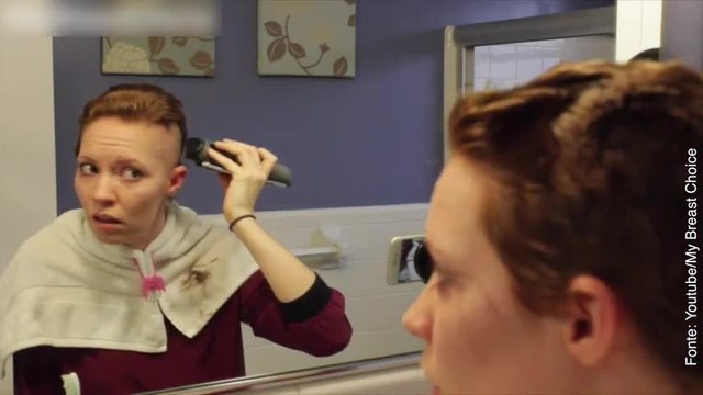 Prima della chemioterapia questa Youtuberin ha deciso di tagliare i capelli da sola