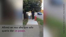 Este policía ayuda a una chica con discapacidad