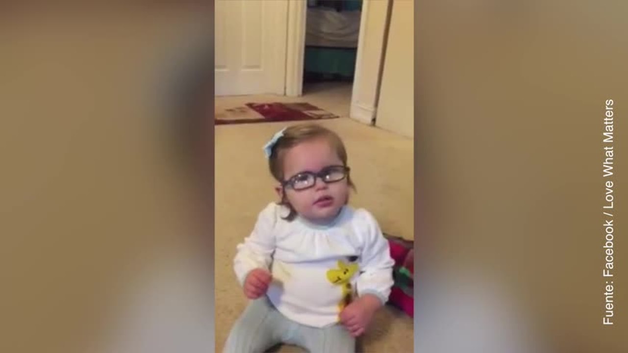 Vídeo de niña que ve por primera vez a su madre con claridad