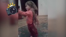 È questa la bambina più piccola ad essersi mai fatta un selfie