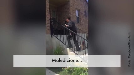 Questa ragazza sta morendo di vergogna!