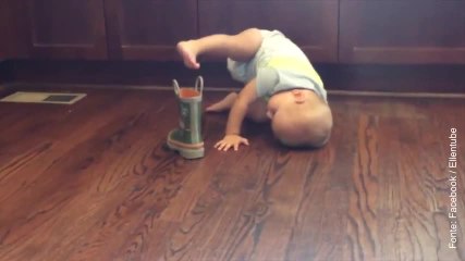 Questo bimbo ha deciso di mettere le scarpe così...