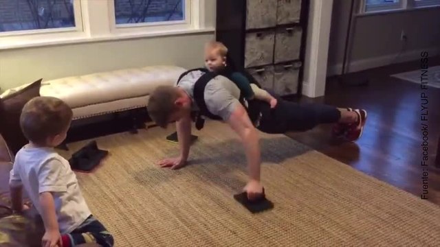 ¡Este padre combina a la perfección el gimnasio y el cuidado de sus hijos!