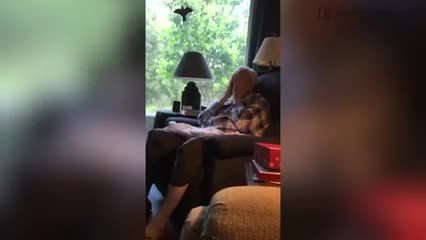 La nipotina è incinta, scopre di essere bisnonno!