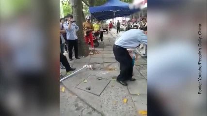Guai a chi tocca la mia nonna! Questo ragazzino è davvero coraggioso!