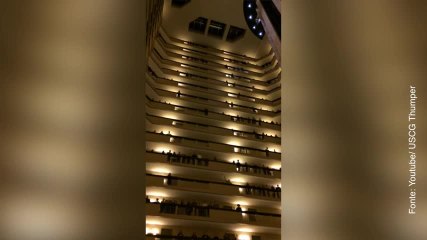 500 cantanti su 18 piani: una performance da brividi!