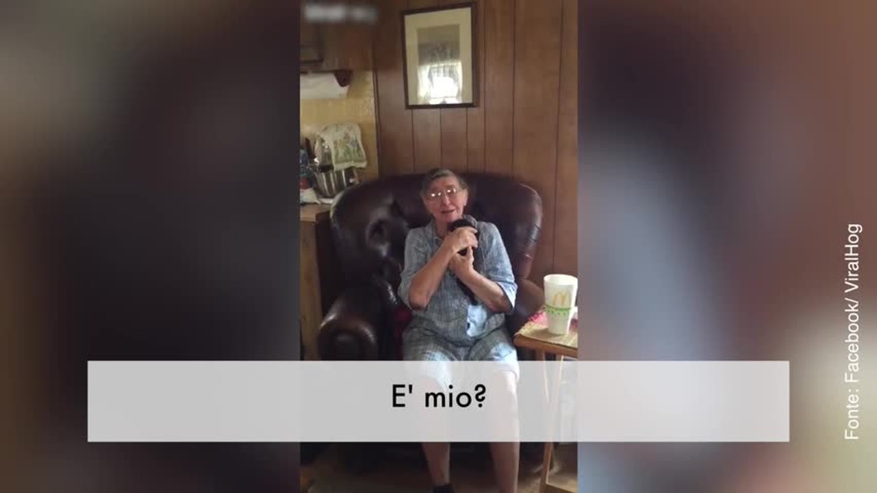 Non c'è dubbio: a questa donna è piaciuto il suo regalo!