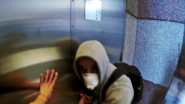 Vídeo de chicos haciéndose foto en lo alto de un rascacielos