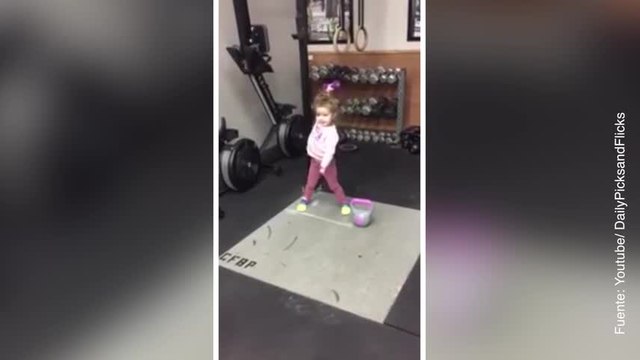 Vídeo de una niña entrenando en el gimnasio