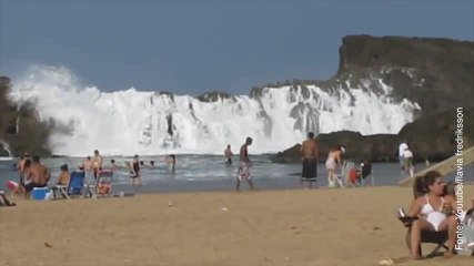 Una donna sta filmando la sua vacanza quando accade qualcosa di incredibile