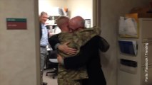 Ritorna dall'Afghanistan e fa una sorpresa al padre
