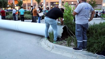 DENİZLİ - Kuvvetli rüzgar nedeniyle istinat duvarları yıkıldı, ağaçlar ve reklam panoları devrildi