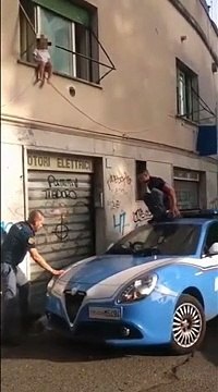 Bimba seduta sul davanzale, poliziotti la salvano