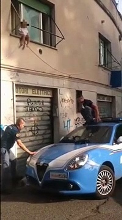 Bimba seduta sul davanzale, poliziotti la salvano