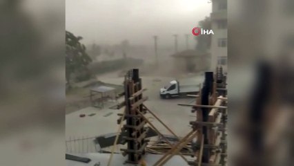 Manisa'da fırtına etkili oldu, çatılar böyle uçtu