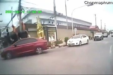 Bus Brakes Fail at Busy Intersection