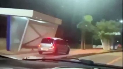 Vídeo mostra Renault Clio transitando pela ciclovia da Av. Barão do Rio Branco, em Cascavel