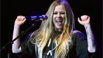 “Es una sustituta”: las teorías de Internet sobre la eterna juventud de Avril Lavigne
