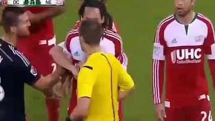 Jermain Jones hakemin üzerine yürüdü