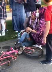 Parkta bisiklet sürerken düşen Siraç'ın bacağına inşaat demiri saplandı