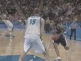 NBA - Vince Carter Dunks Over A 7'2 player french