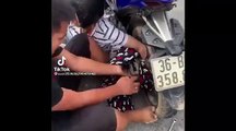 Clip người phụ nữ bị kẹt tay vào bánh xe do áo chống nắng quá dài