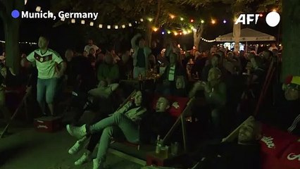 Descargar video: German fans react after qualifying for Euro 2020 last 16