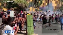 Brasil: con flechas y bombas lacrimógenas se enfrentaron la policía y tribus indígenas