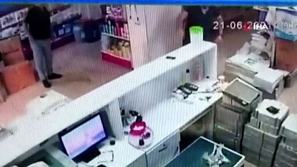Asma kattan oğlunun üstüne düştü! O anlar kamerada