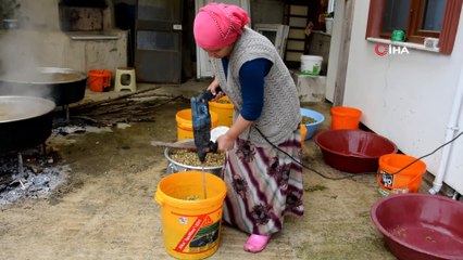 Dutları matkapla ezerek pekmez yapıyor