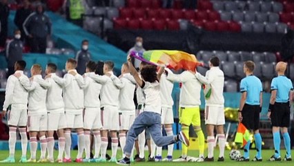 Szivárványos zászlóval futott be egy szurkoló a német-magyar meccs előtt