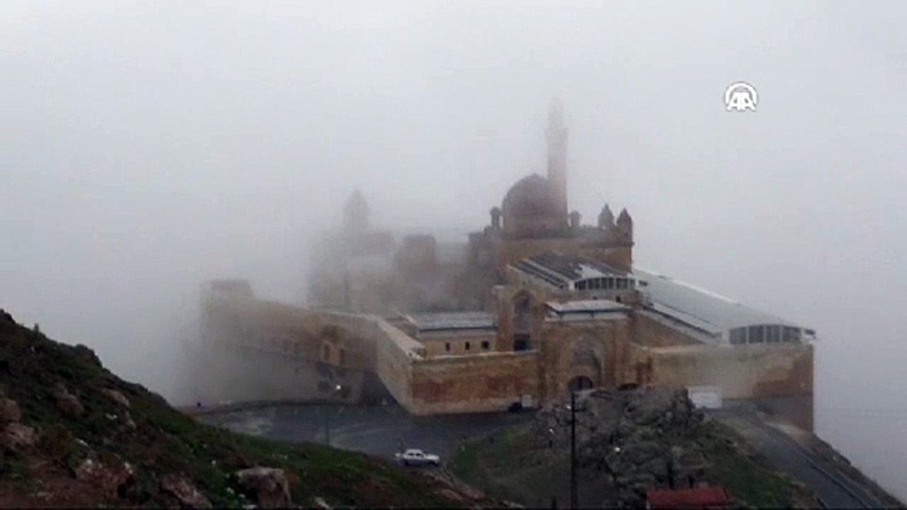 İshak Paşa Sarayı sis altında büyüledi