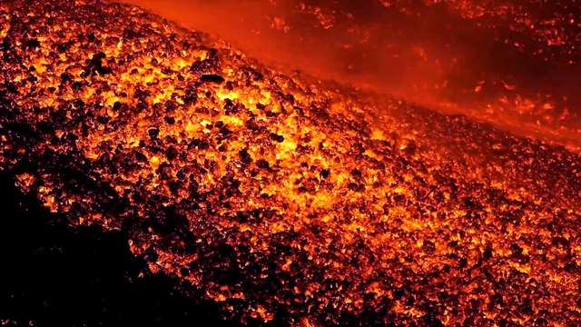 Etna, a pochi metri dalla lava: le immagini ravvicinate della nuova eruzione