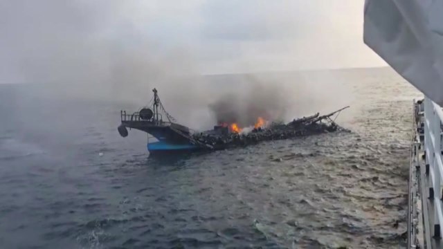 제주에서 낚시어선 화재로 침몰...승선원 16명 모두 구조 / YTN